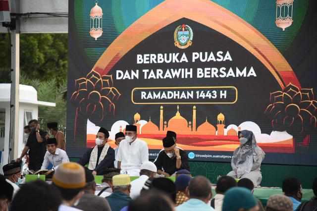 Edy Rahmayadi berbuka puasa bersama ratusan kaum disabilitas di depan Mesjid Rumah Dinas Gubernur Sumut Jalan Sudirman 41, Medan, Jum'at (22/04).