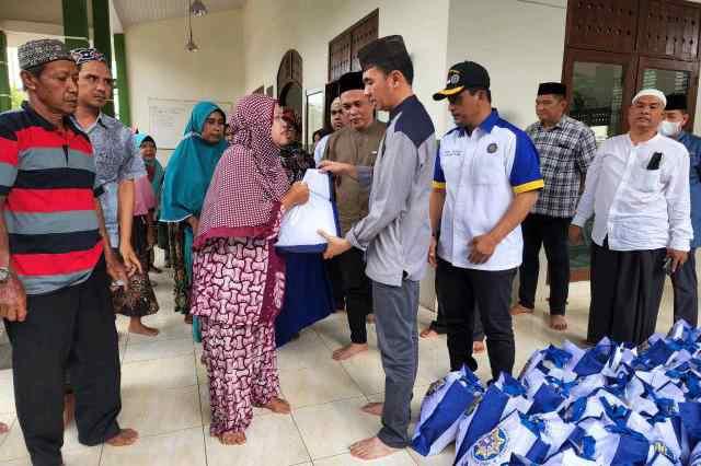 Bakti sosial bagi anak yatim dan kaum dhuafa di wilayah Medan dan Deliserdang, Jumat (15/4). Kegiatan tersebut dipimpin langsung Ketua DPP IKAPTK Sumut Faisal Arif Nasution bersama para pengurus lainnya.