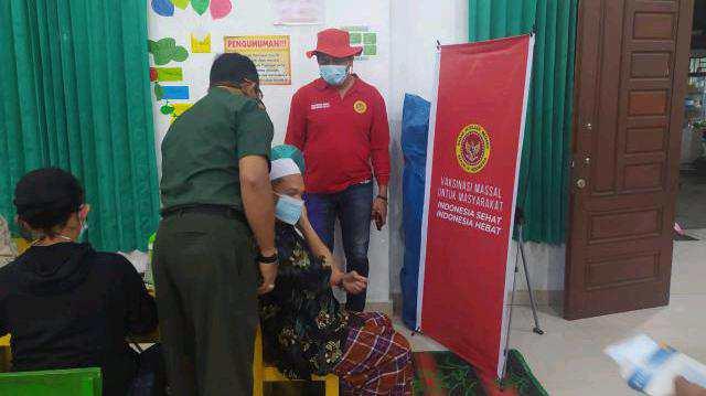 Pelaksanaan vaksinasi di di Masjid Taqwa, Kecamatan Siborong-borong, Kabupaten Tapanuli Utara, Kamis malam (21/4/2022).