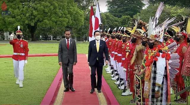 Jokowi dan PM Fumio Kishida dalam upacara penyambutan, di Istana Kepresidenan Bogor, Jabar, Jumat (29/04/2022) sore. 