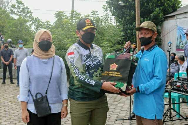 Laksdya TNI Muhammad Ali saat menyerahkan paket sembako ke masyarakat