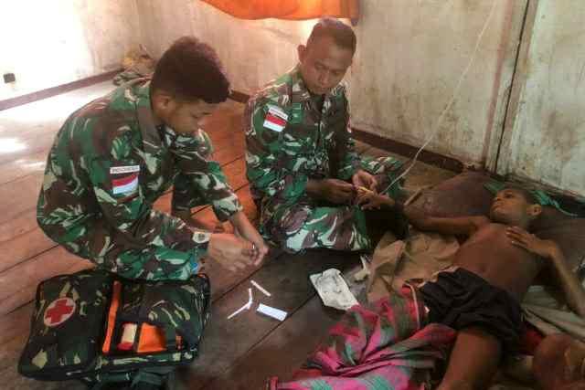 Sigap melayani masyarakat, Satgas Yonif 126/KC datangi dan obati warga yang alami demam tinggi