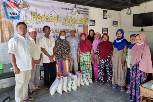 Pengurus Daerah Ikatan Alumni SMA Negeri Plus Matauli (PD - IKAMA), Sibolga - Tapteng, foto bareng dengan pererima bantuan.