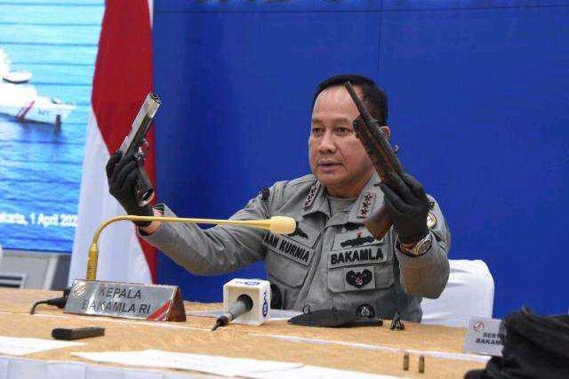 Kepala Bakamla RI Laksdya TNI Dr. Aan Kurnia saat melakukan konferensi pers di Aula Mabes Bakamla RI, di Jakarta, Jumat (1/4/2022).