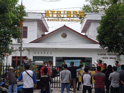 Aksi unjuk rasa di kantor BPN Kota Binjai, Kamis (28/4).