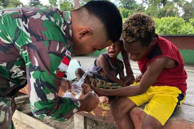 Fungsikan Urgent Care Center Satgas Pamtas Yonif 126/KC Obati Masyarakat Yang Terluka