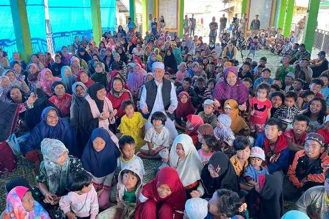Musa Rajekshah mendapat kejutan dari warga, saat mengunjungi Desa Gung Pinto, Kecamatan Naman Teran, Kabupaten Karo, Jumat (1/4). 