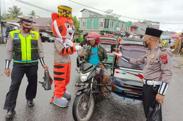 Pembagian takjil oleh Polantas Polres Madina di Panyabungan, Senin (18/4).