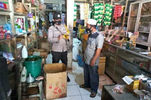 Pengecekan minyak goreng oleh Bhabinkamtibmas Polsek Dolok