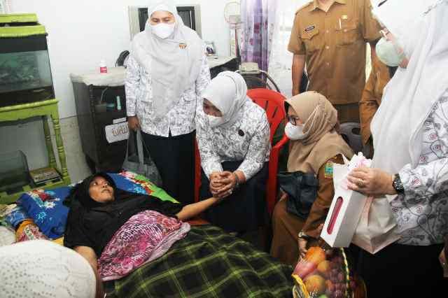 Nawal Lubis yang juga Ketua Yayasan Kanker Indonesia&nbsp; (YKI) Sumut mengunjungi Ely Susanti, Guru SDIT Al Ikhlas Taqwa, yang diduga menderita kanker payudara, di Jalan Medan Area Selatan Gang Bilal Medan, Senin (18/4).