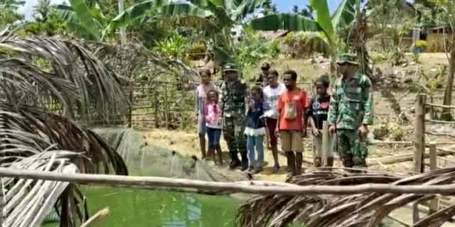 Penyuluhan tentang cara budidaya ikan lele kepada masyarakat Kampung Somografi, Distrik Web