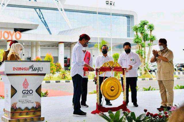Presiden Jokowi meresmikan Bandara Trunojoyo 