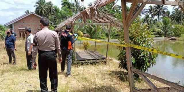 Aparat kepolisian mengamankan tempat kejadian perkara, Minggu (3/4).