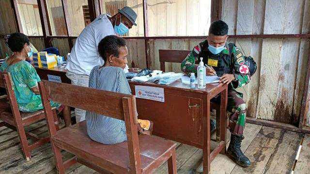 Satgas Pamtas Yonif 126/KC Lakukan Pengobatan Massal di Wilayah Perbatasan