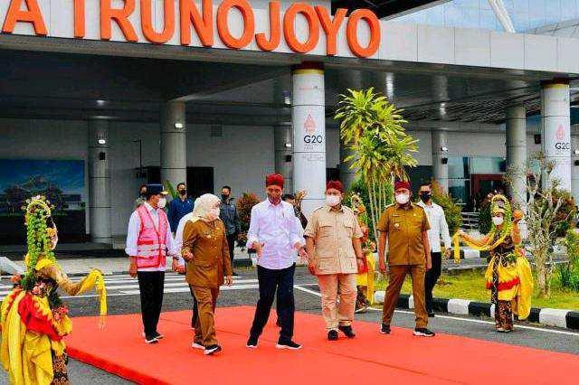 Presiden Jokowi di Bandara Trunojoyo Madura, Rabu (20/4).