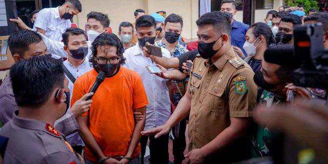 Rizkan Putra saat bertemu Bobby Nasution di lapangan Mako Polrestabes Medan, Senin (25/4).