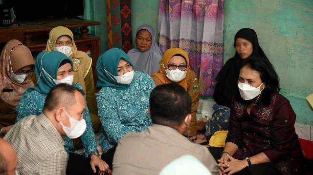 Menteri PPPA RI Bintang Puspayoga didampingi Nawal Lubis, Sri Ayu Mihari, serta Nurlela, menjenguk Istri dan kedua anak dari Almarhum Retno Suwito (25) korban pembunuhan begal di Jalan Kail, Lingkungan 5, Kelurahan Sei Mati, Kecamatan Medan Labuhan, Selas