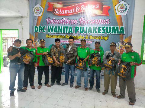 Pembagian paket sembako dari Komjen Pol Agus Andrianto di Sumut, Rabu (27/4).