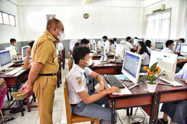 Edy Rahmayadi meninjau pelaksanaan Ujian Akhir Sekolah (UAS) di SMA Negeri 1 Medan, SMK Negeri 10 Medan, SLB Taman Pendidikan Islam dan Santo Thomas 2 Medan, &nbsp;Senin (18/4/2022).