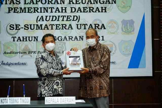 Wali Kota Tebing Tinggi menerima Opini WTP, Selasa (5/4).