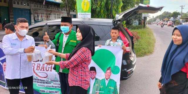 Pembagian takjil berbuka oleh GAMKI dan Ansor Sumut, Rabu (27/4).