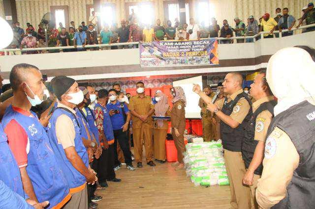 Bupati Tapanuli Tengah bersama abang-abang becak, Senin (25/4)