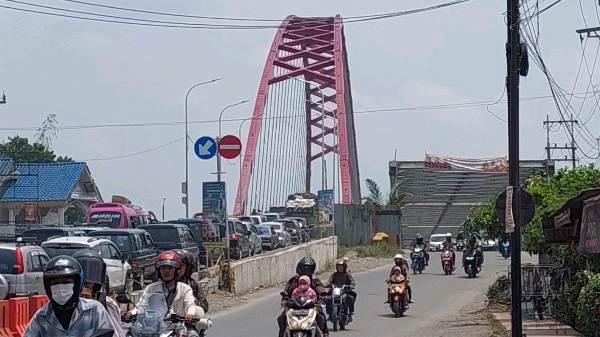 Masyarakat padati Jembatan Sei Wampu 