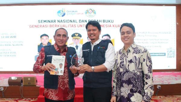 Edy Rahmayadi menghadiri Seminar Nasional dan Bedah Buku "Generasi Berkualitas Untuk Indonesia Kuat" yang diselenggarakan oleh Gerakan Gadget Sehat di Aula Tengku Rizal Nurdin Jalan Sudirman Nomor 41 Medan, Selasa (18/4).