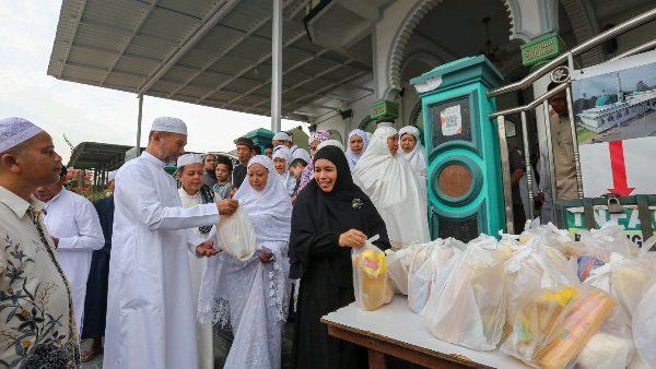 Musa Rajekshah menghadiri subuh berjemaah dan pasar sayur gratis yang digelar Masjid Al Ridha di Jalan Jermal VII, Kelurahan Denai, Minggu (9/4).