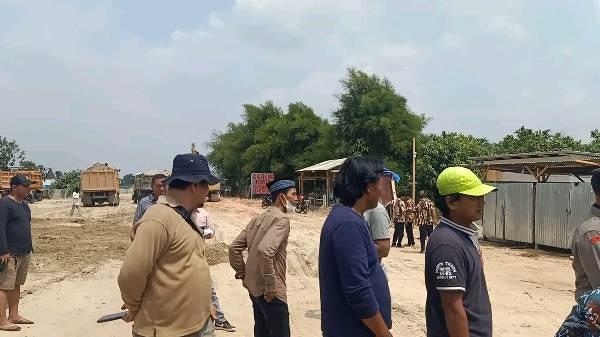 Massa berunjuk rasa di lokasi pembangunan Auto 2000 Tanjung Morawa 