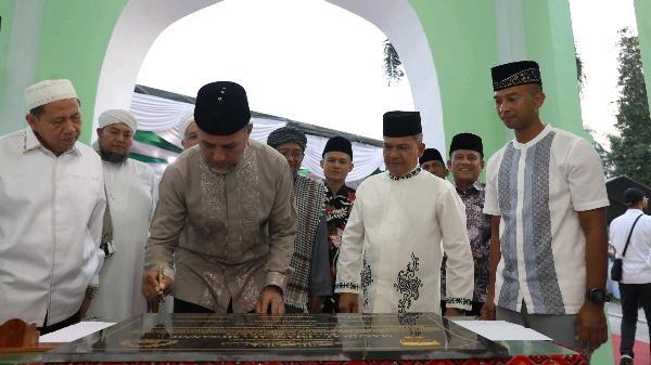 Musa Rajekshah yang juga merupakan Ketua Yayasan Haji Anif meresmikan Masjid Al Iman Al Musanif Yonarmed 2/105 TRK/KS di Kecamatan Sibiru-biru, Rabu (12/4).