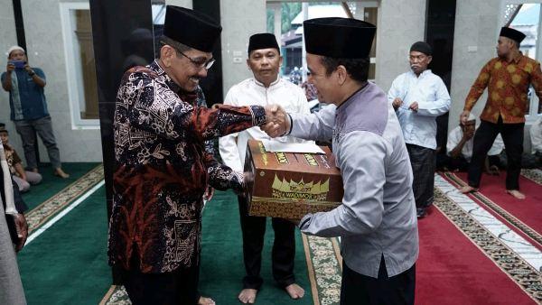 Muhammad Dimiyahi saat memberikan bantuan santuan bagi BKM (Badan Kemakmuran Masjid) Al-Jihad dan 10 anak yatim piatu, serta 15 kaum dhuafa