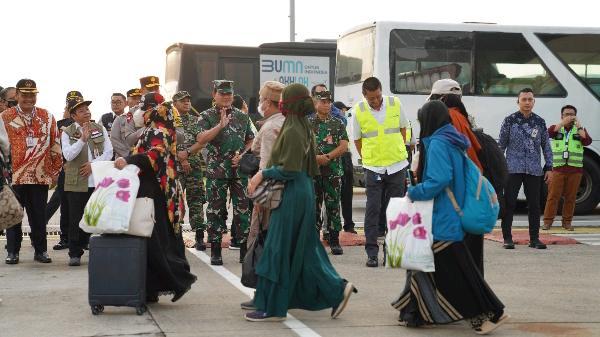 Laksamana TNI Yudo Margono di bandara menjemput WNI yang dievakuasi dari Sudan