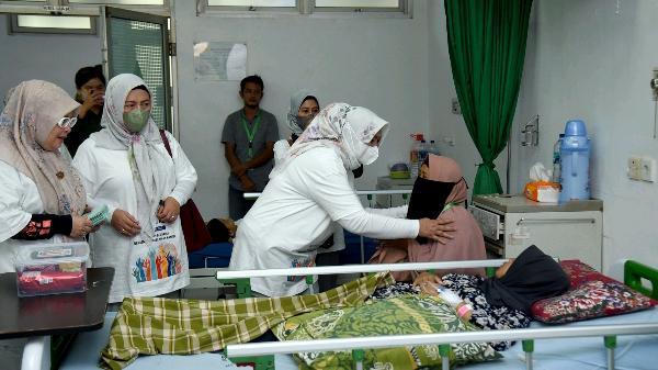 Peringati HUT ke-46 YKI, Nawal Lubis Semangati Pasien Kanker di RSUP HAM