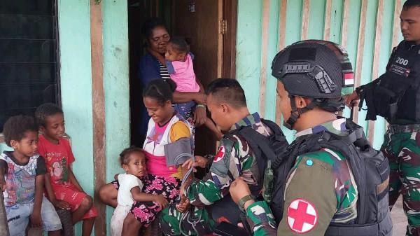Satgas Pamtas Kewilayahan Yonif Raider 200/BN Berikan Layanan Pengobatan Bagi Masyarakat