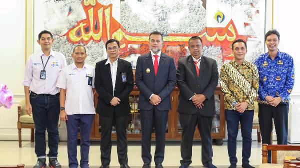 Musa Rajekshah menerima kunjungan General Manager PLN Unit Induk Wilayah (UIW) Sumatera Utara (Sumut) Awaluddin Hafid di Rumah Dinas Wagub, Jalan Teuku Daud, Medan, Senin (17/4).