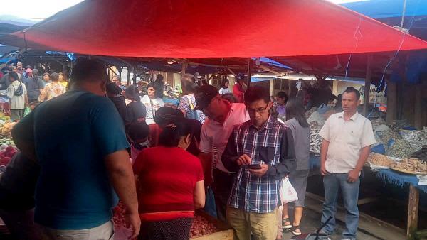 Aktifitas perekonomian di pasar Tarutung 