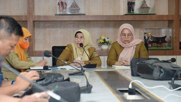 Lies Handayani menyampaikan Konferensi Pers terkait stok, ketersediaan dan harga daging menjelang Idulfitri 1444H di Ruang Rapat III, Lantai 2 Gedung Kantor Gubernur Sumut Jalan Diponegoro Nomor 30 Medan, Senin (10/4).