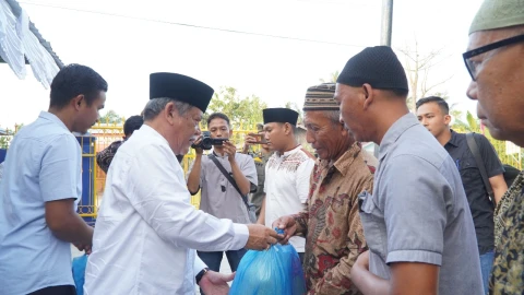 HM Ali Yusuf Siregar menyerahkan 100 bingkisan dan tali asih kepada kaum dhuafa, Bilal mayit, penggali kubur dan pengurus masjid