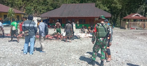 Acara adat bakar batu dalam rangka syukuran pembangunan 5 unit rumah dan pembangunan drainase sepanjang 200 meter