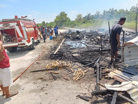 Lokasi rumah terbakar saat dilakukan pemadaman oleh Damkar dan warga dan Kapolsek Teluk Mengkudu Akp Sugiono saat meninjau ke TKP