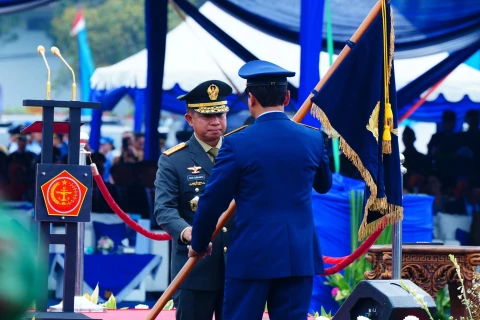 Panglima TNI menyerahkan pataka TNI Angkatan Udara kepada Kasau