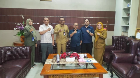 Ilyas S Sitorus didampingi Kabid Informasi dan Komunikasi Publik (IKP) Diskominfo Sumut Harvina Zuhra, menerima audiensi Kepala Perum LKBN ANTARA Biro Sumut Azhari, di Kantor Dinas Kominfo Sumut, Jalan HM Said Medan, Senin (22/4).