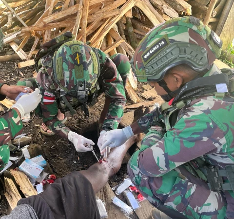 Aksi Sigap Satgas Yonif 715/Mtl, Berikan Pertolongan Pertama Kepada Masyarakat di Pelosok Papua