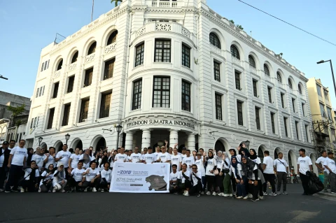 Pelaksana Tugas (Plt) Kepala Dinas Komunikasi dan Informatika Sumut Porman Mahulae mewakili Gubernur Sumut Bobby Nasution, saat kegiatan Jalan Sehat yang dilaksankan PT Telkom Regional I Sumatera, di Jalan HM Yamin, Medan, Minggu (27/4/2025).