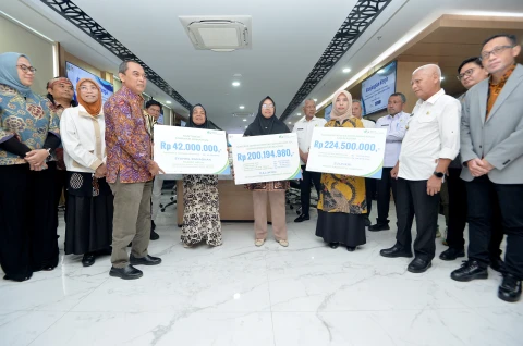 Wakil Gubernur Sumatera Utara (Sumut) Surya menerima Kunjungan Kerja Reses Komisi IX DPR RI masa persidangan II Tahun 2024-2025 di Ruang Rapat Lantai 2 Kantor Gubernur Sumut Jalan Diponegoro Kota Medan, Rabu (16/4).