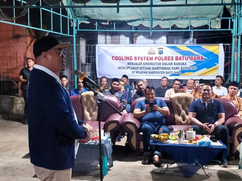 Wabup Syafrizal ketika menyampaikan pidatonya pada acara halal bihalal yang juga dirangkai dengan Cooling System Polres Batu Bara di kediaman Ketua DPC APDESI Batu Bara.