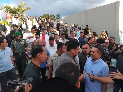 Bobby Nasution pada kegiatan "Mangan Baggal" yang menghadirkan YouTuber Bobon Santoso di Pantai Bebas Parapat, Simalungun, Kamis (17/4/2025).