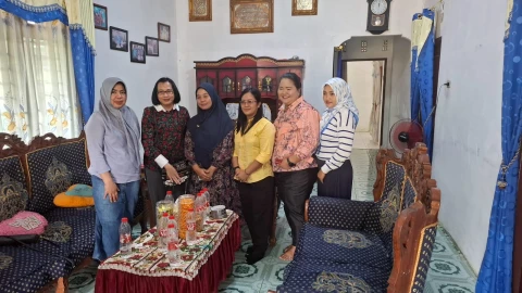 Ibu Nina Yudy Ardiyan Saputro, bersama rombongan