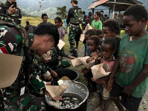 Makan bersama dengan masyarakat 